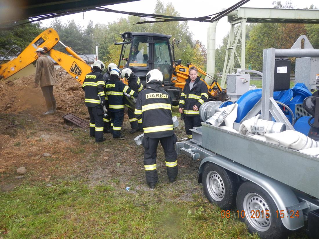 1 Čerpání velkokapacitním čerpadlem, Sezimovo Ústí - 8. 10. 2015 (7).jpg