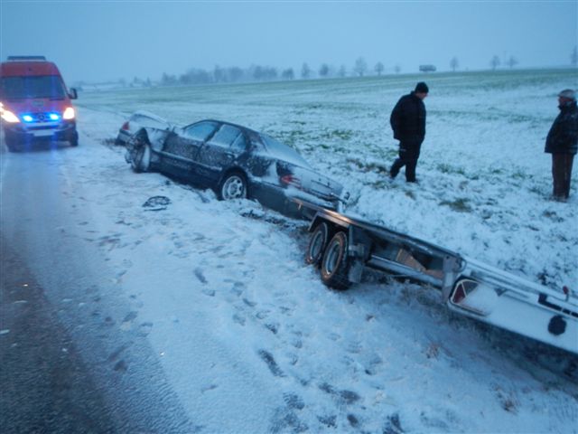 1 Dopravní nehoda 2 OA a kamión, Pištín - 6. 12. 2013 (1).jpg