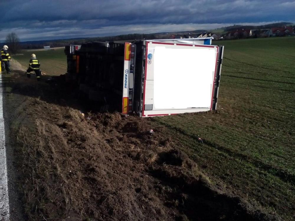 1 Dopravní nehoda kamiónu, Dolní Třebonín - 12. 1. 2016 (1).jpg