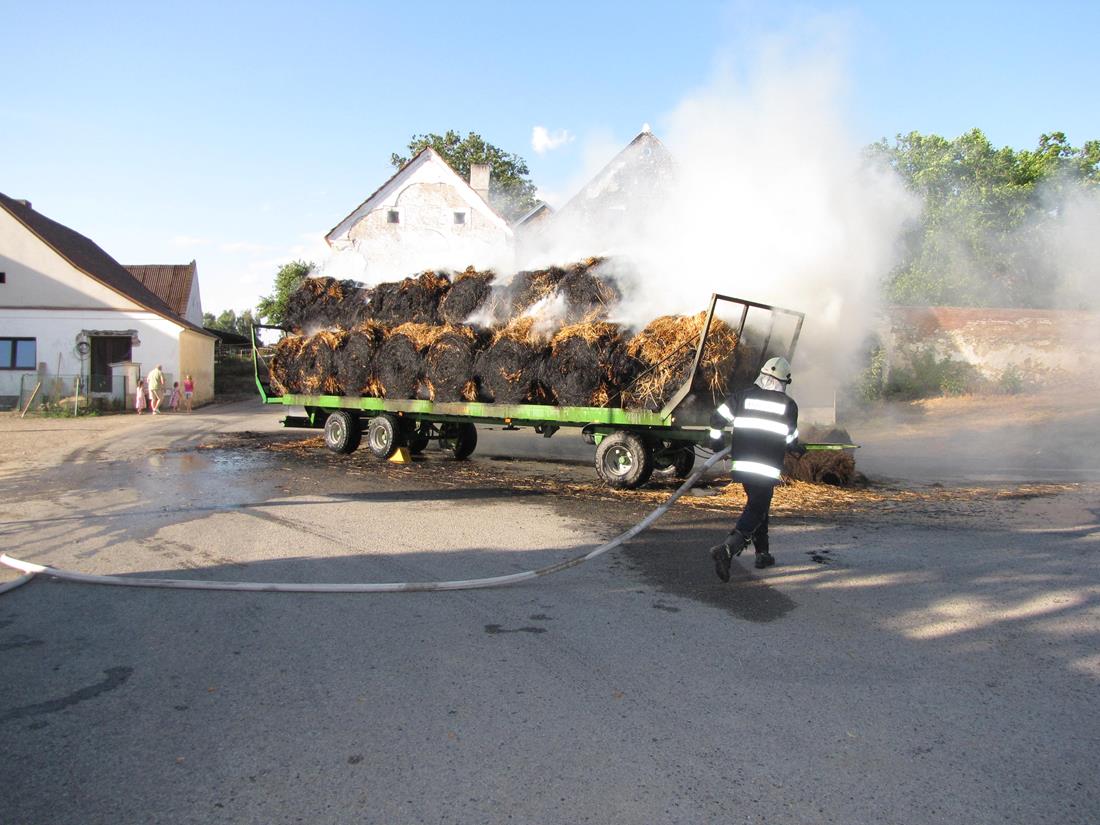 1 Požár balíků, Horní Třebonín - 4. 8. 2015 (1).JPG