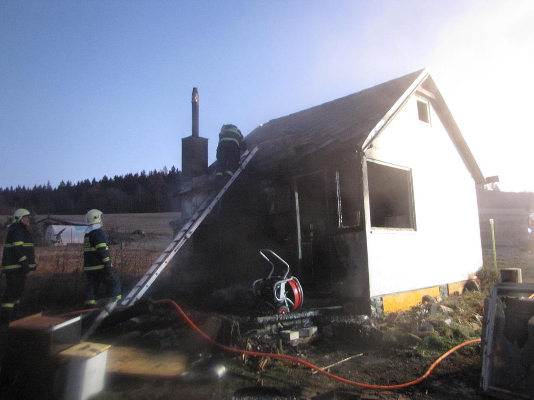 1 Požár chaty, Horní Planá - 10. 12. 2015 (2).JPG