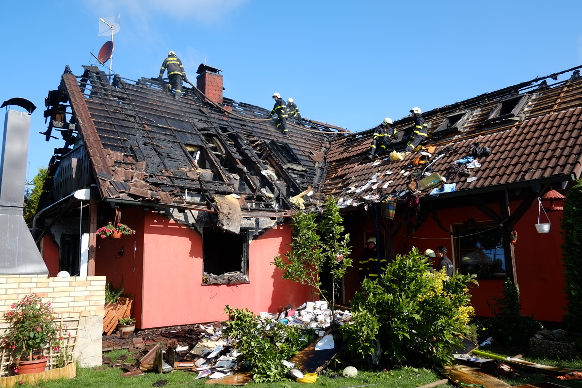 1 Požár domu, Malšice - 1. 7. 2014 (10).JPG