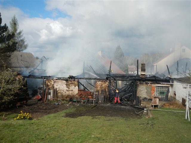 1 Požár kůlny, Jindřiš - 10. 4. 2014 (2).jpg