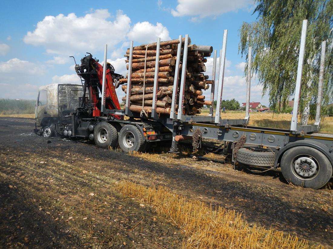 1 Požár tahače, Dvorce - 4. 8. 2015 (1).JPG