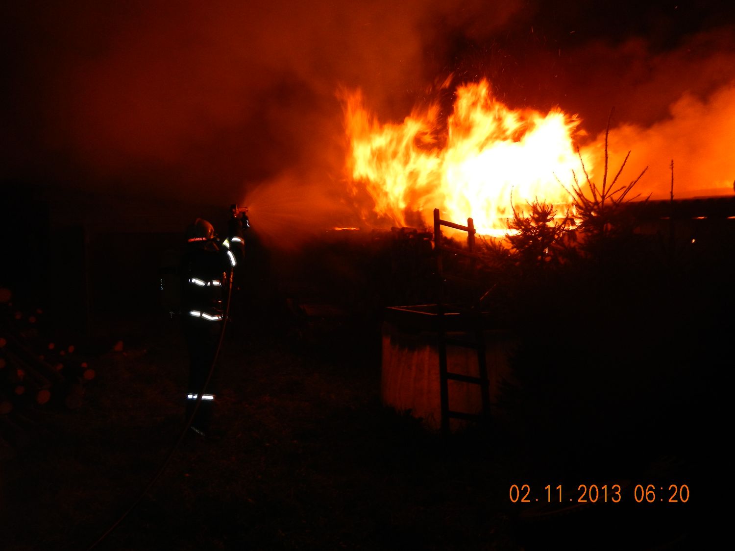 1 Požár truhlářské dílny, Planá nad Lužnicí - 2. 11. 2013 (3).jpg