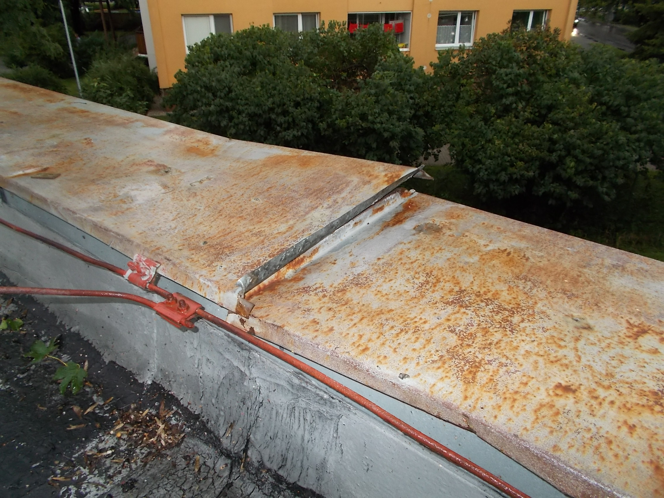 1 TP_27-7-2014_Uvolněné plechy školka Vrahovice (1).JPG