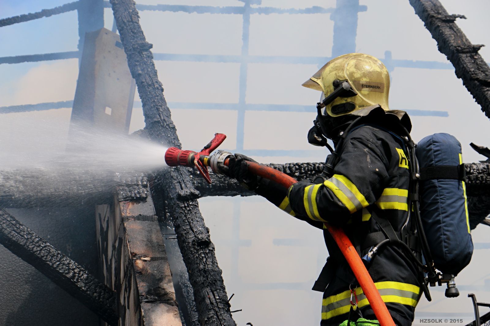 10 P_NB_26-4-2015 požár RD Nové Valteřice (60).JPG