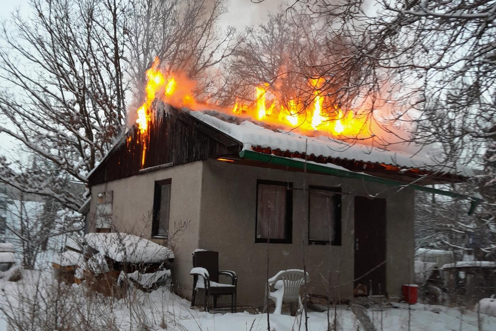 100126-Požár opuštěné zděné chatky v kladenské části Dubí.jpg