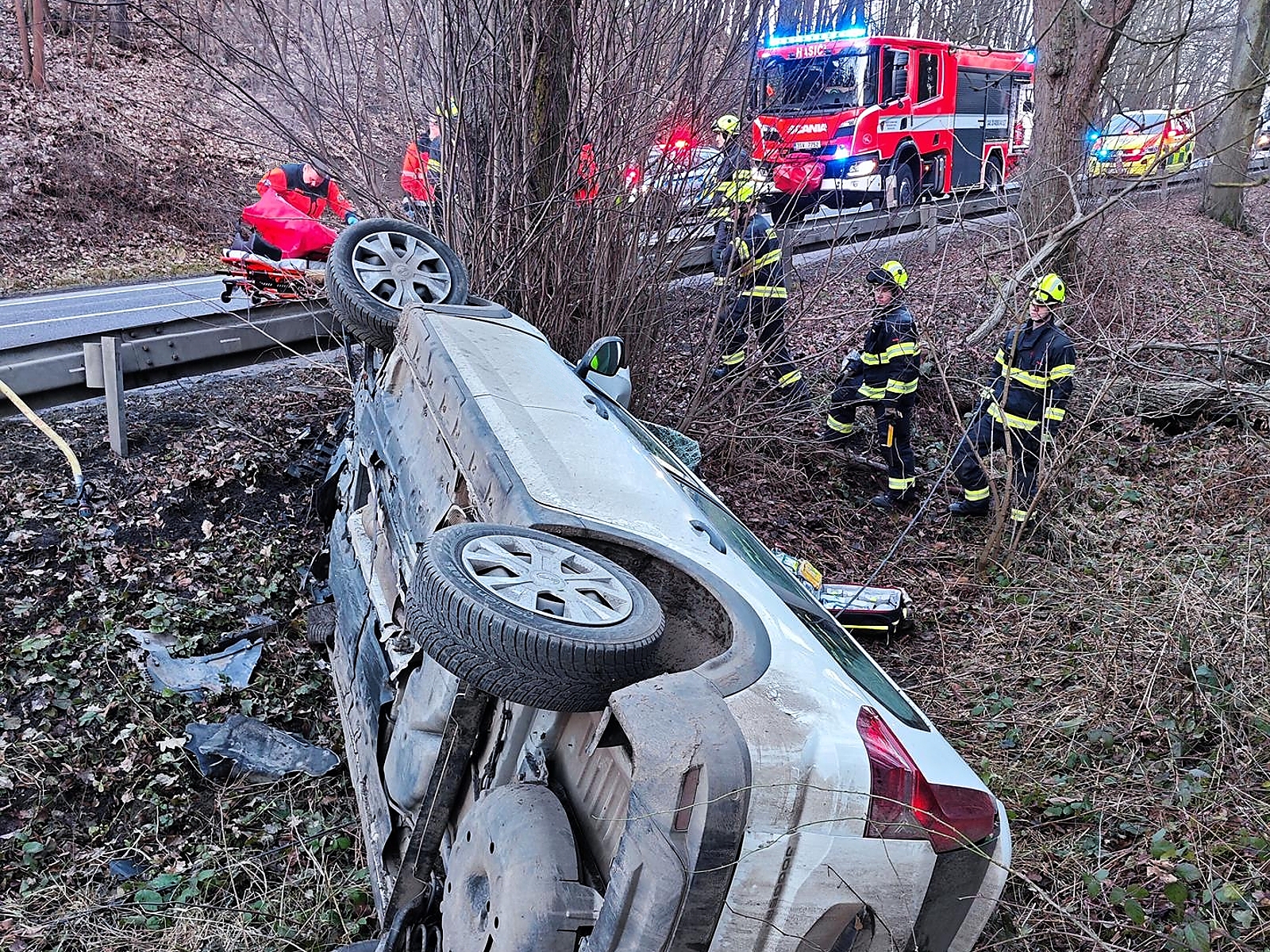 100226-Havárie osobního auta na silnici č. 16 v Zámostí u Pískové Lhoty na Mladoboleslavsku.jpg