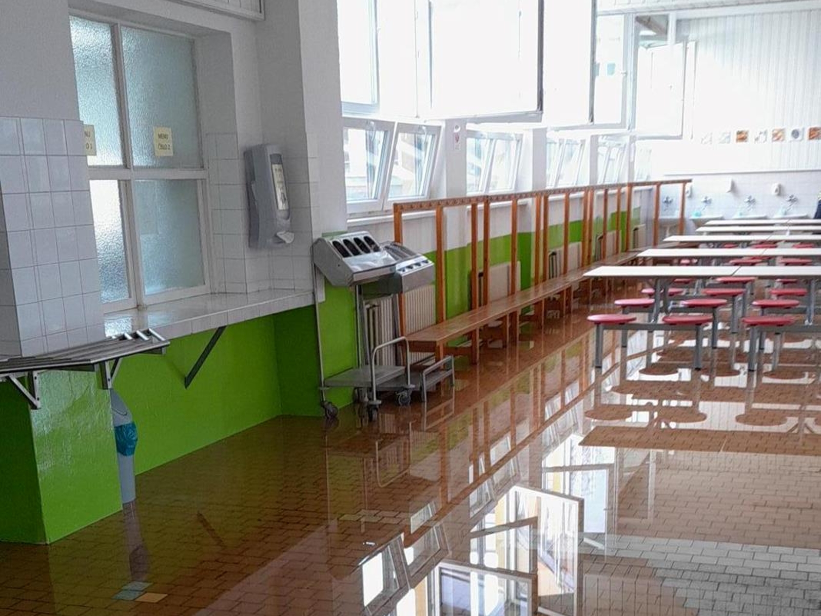 100326-Čerpání vody v jídelně Základní školy TGM v Kutné Hoře.jpg