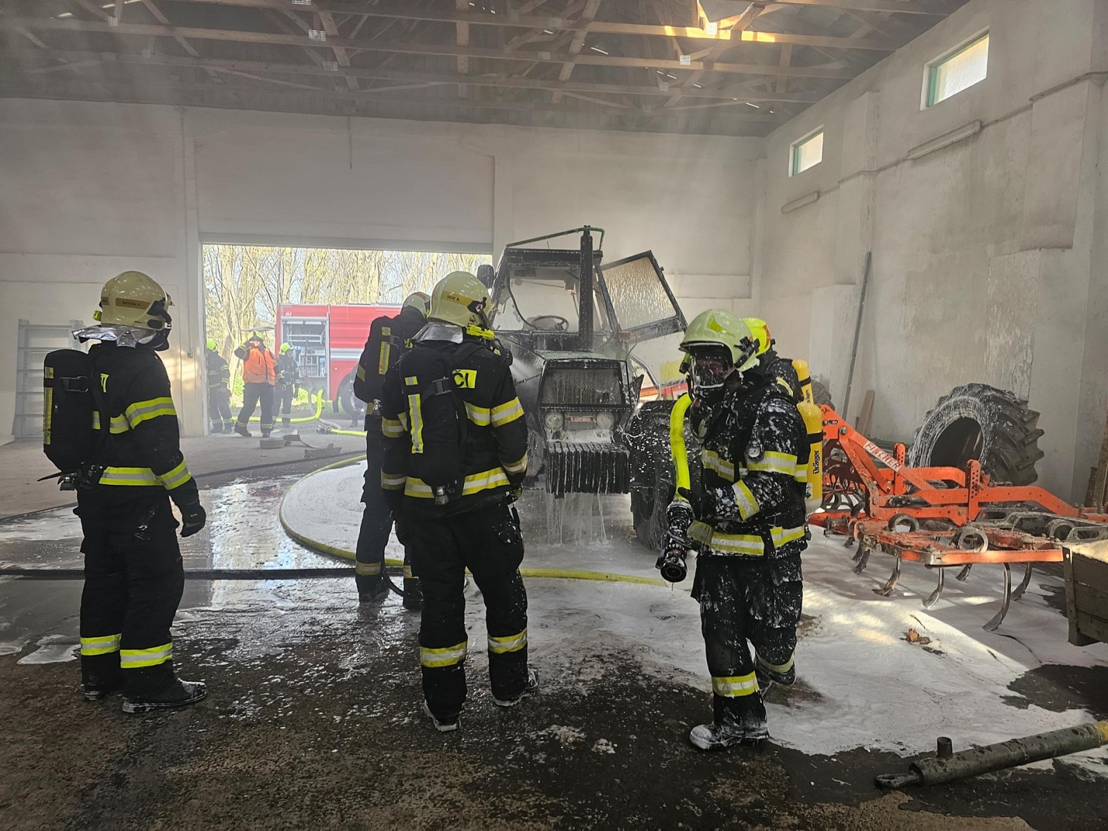 100425-Požár traktoru ve skladovací hale v obci Mšec na Rakovnicku.jpg