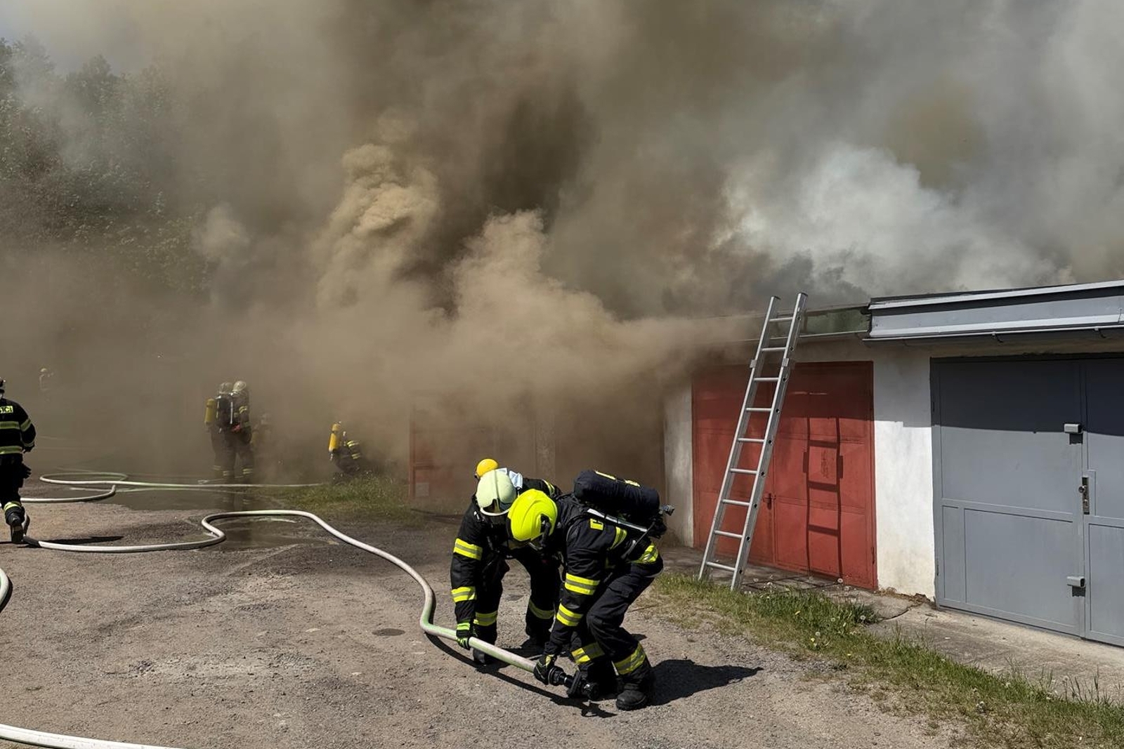 100526-Požár dvanácti řadových garáží u Anenské ulice v Příbrami.jpg