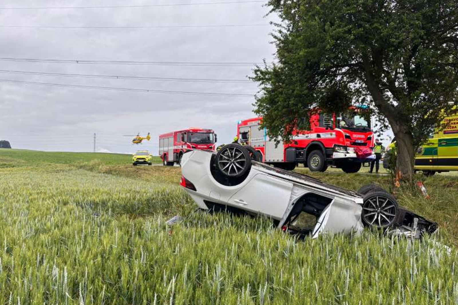 100626-Havárie osobního automobilu u obce Krakovany na Kolínsku.jpg