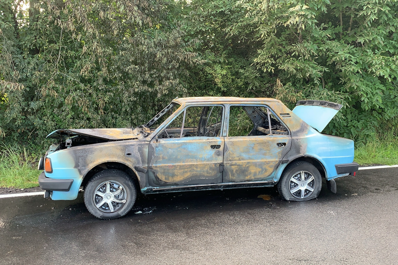 100824-Likvidovaný požár osobního automobilu za výjezdem z Kutné Hory k obci Grunta.jpg