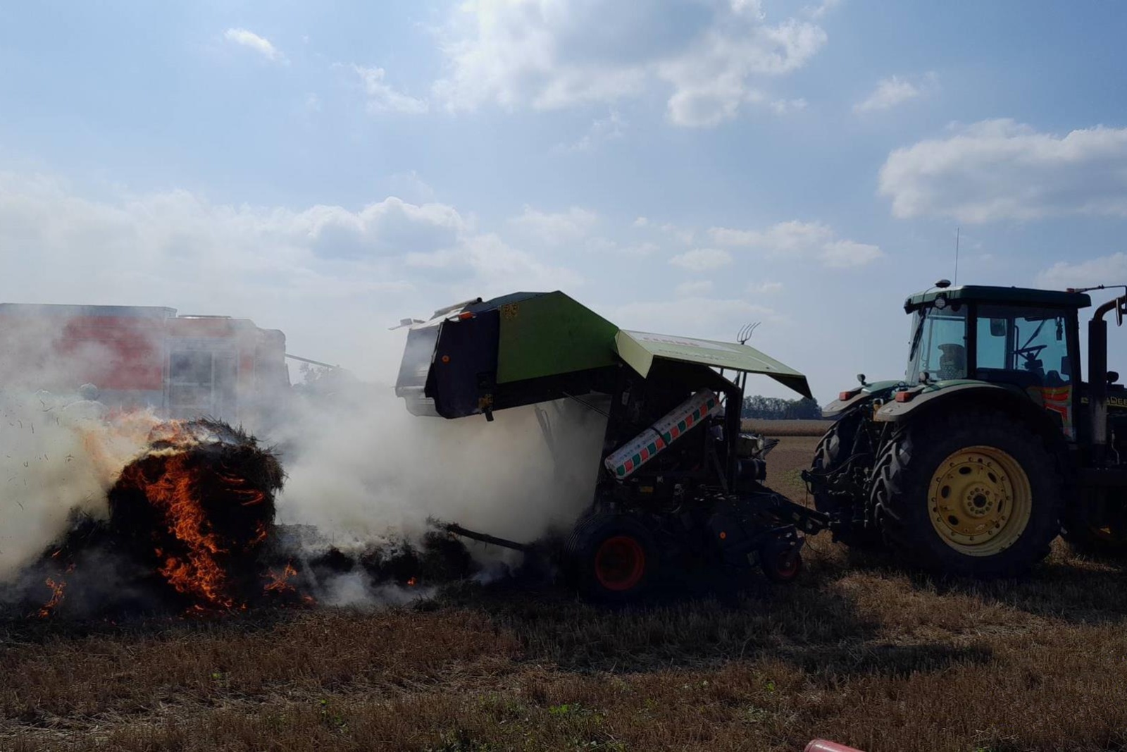 100825-Požár balíkovače slámy při sklizni nedaleko Sadské na Nymbursku.jpg