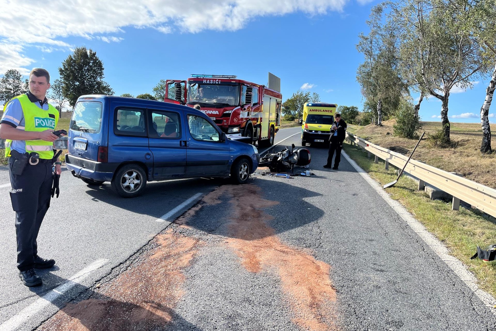100924-Srážka osobního vozidla s motocyklistou u Milína na odbočce do Březnice.jpg
