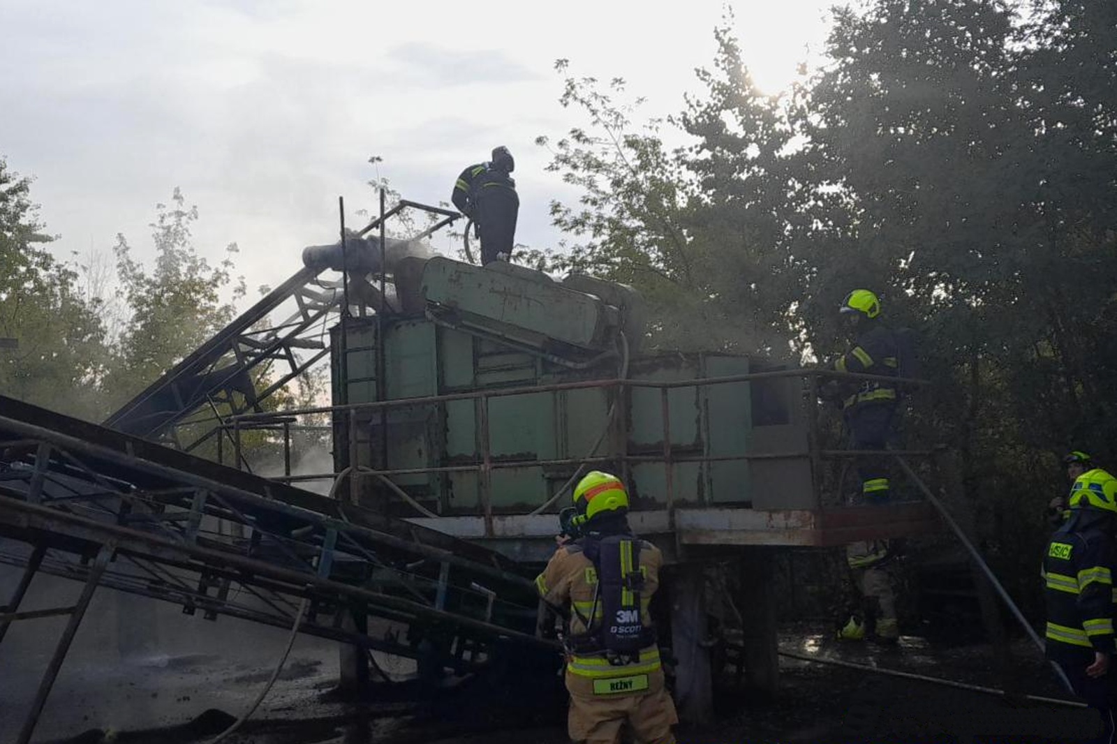 100925-Požár dopravníku na třídicí lince v obalovně u Tuchoměřic v okrese Praha-západ.jpg