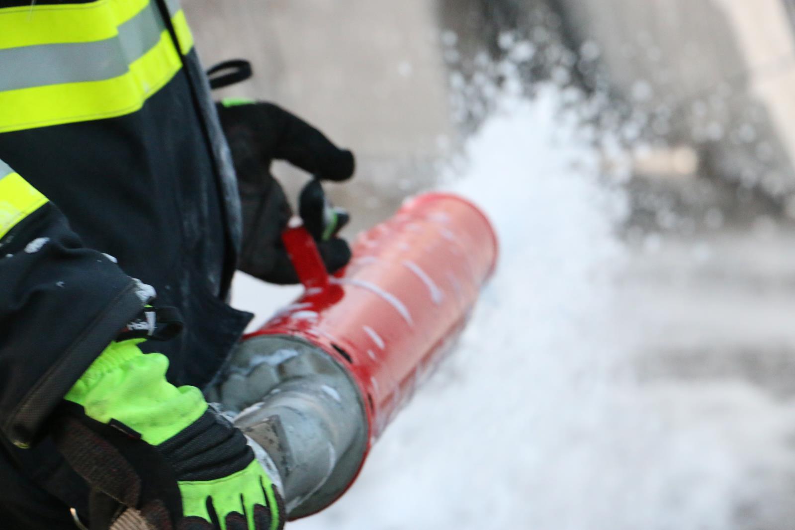 10_OLK_DN cisternového vozidla s nebezpečnou látkou_hasič stříkající pěnu.jpg