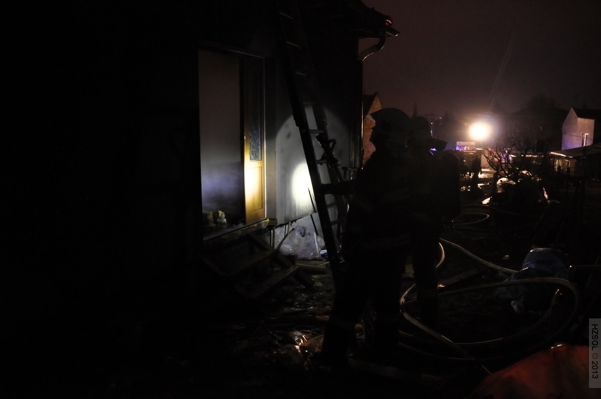 11 7-3-2013 Požár RD Olomouc Slavonín press foto (11).JPG