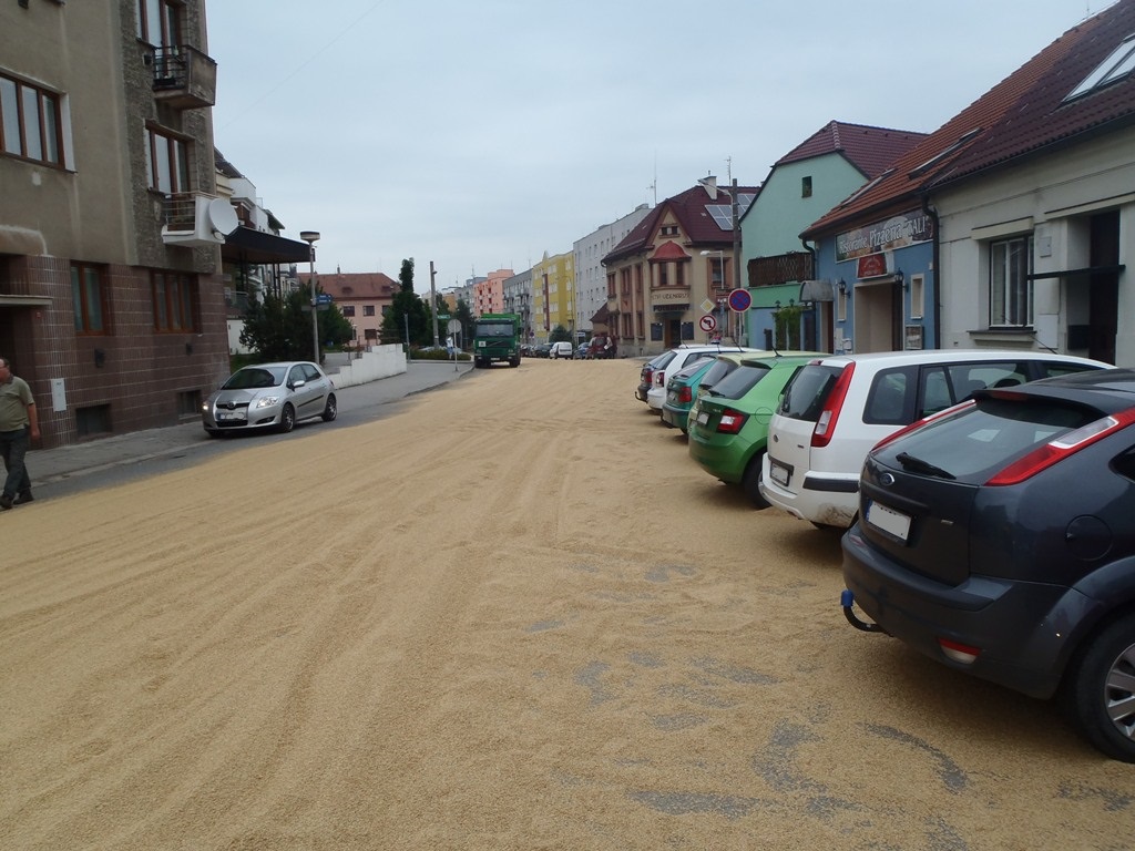 11.6.2015 rozsypané obilí v Přešticích.JPG