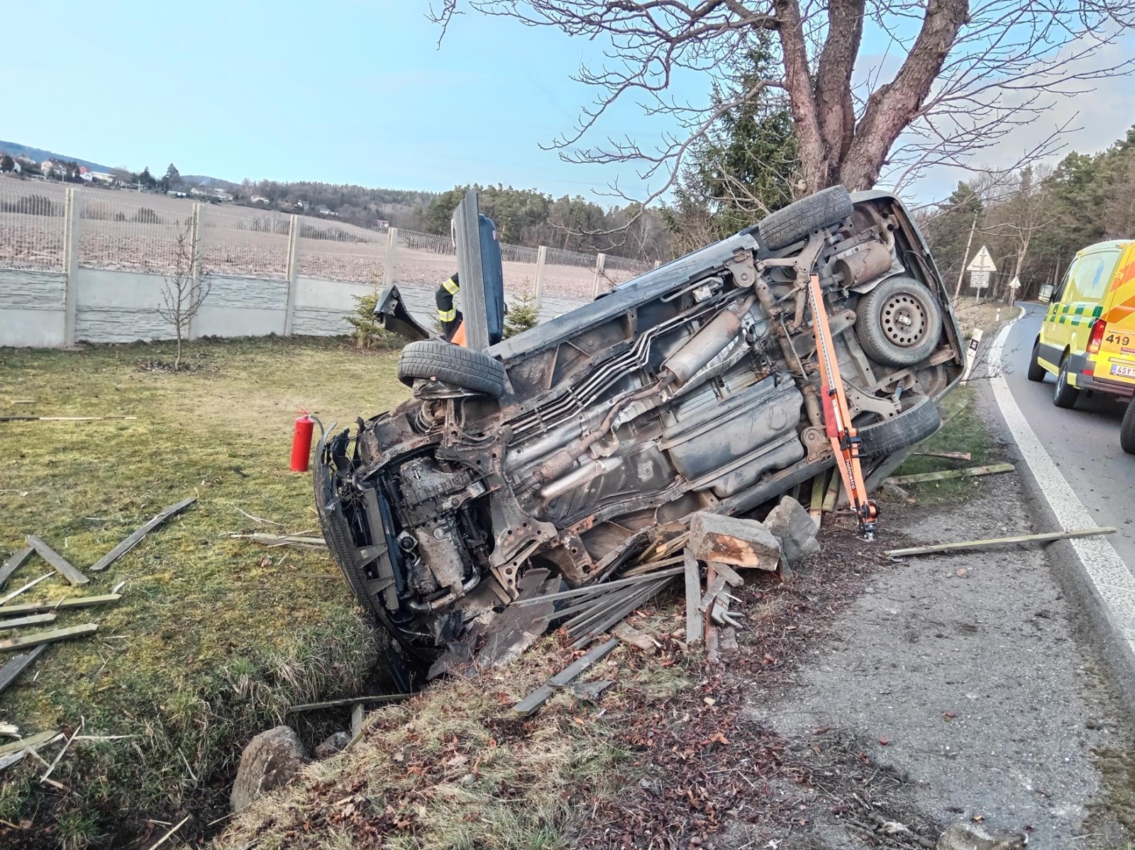 110326-Havárie osobního automobilu na silnici č. 118 u Loudilky na Příbramsku.jpg