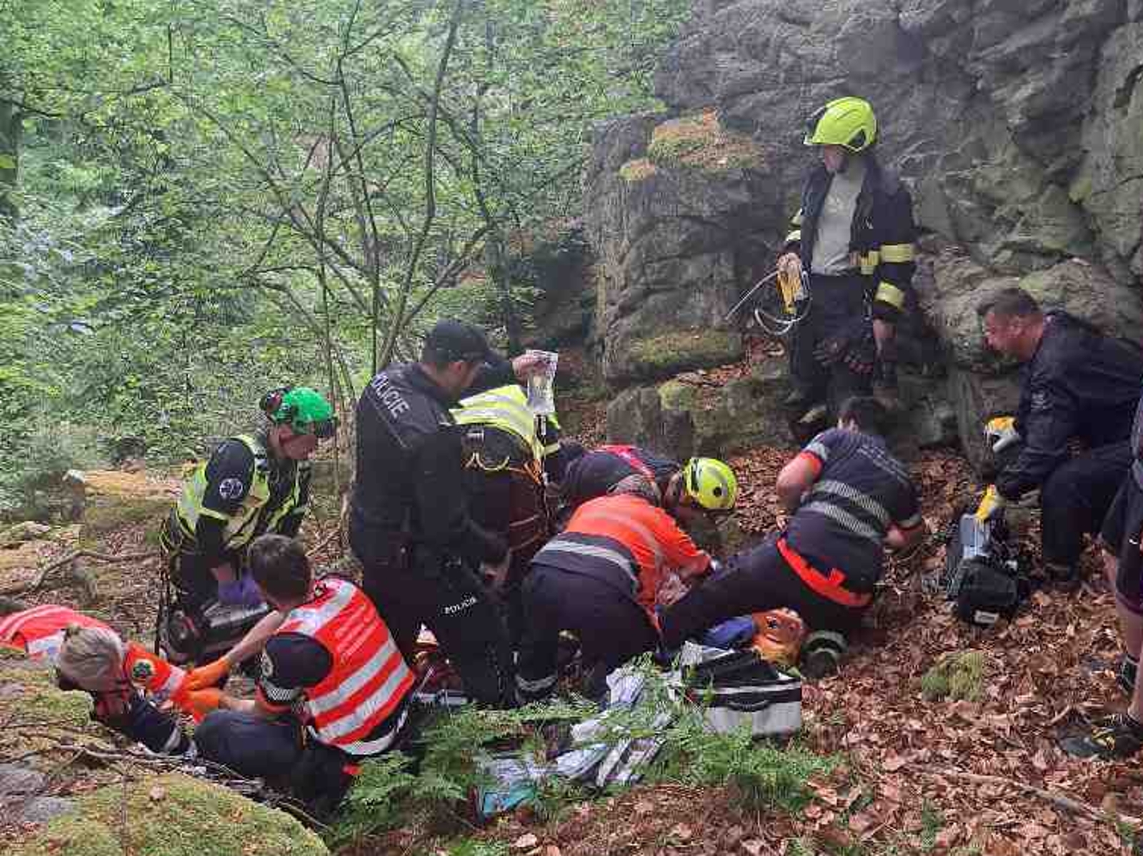 110526-Záchrana osoby po pádu ze skály v CHKO Blaník na Benešovsku.jpg