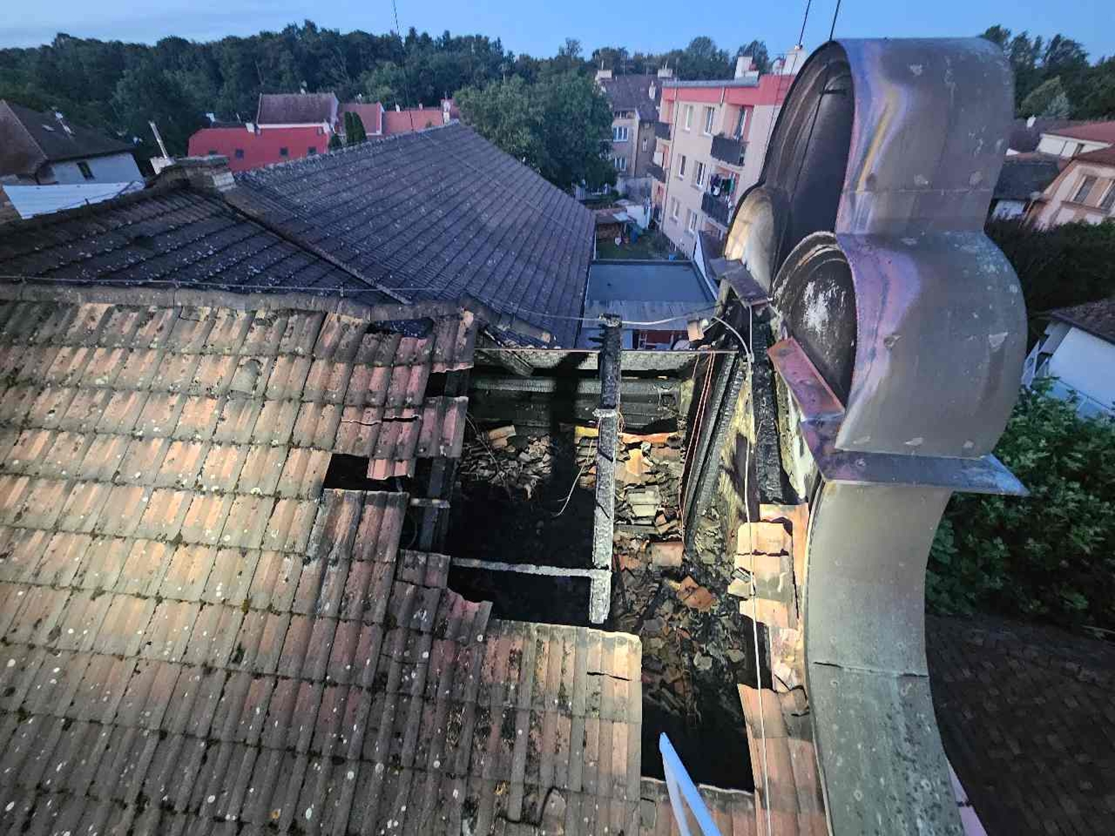 110726-Požár půdního prostoru ubytovny v blízkosti centra Poděbrad.jpg