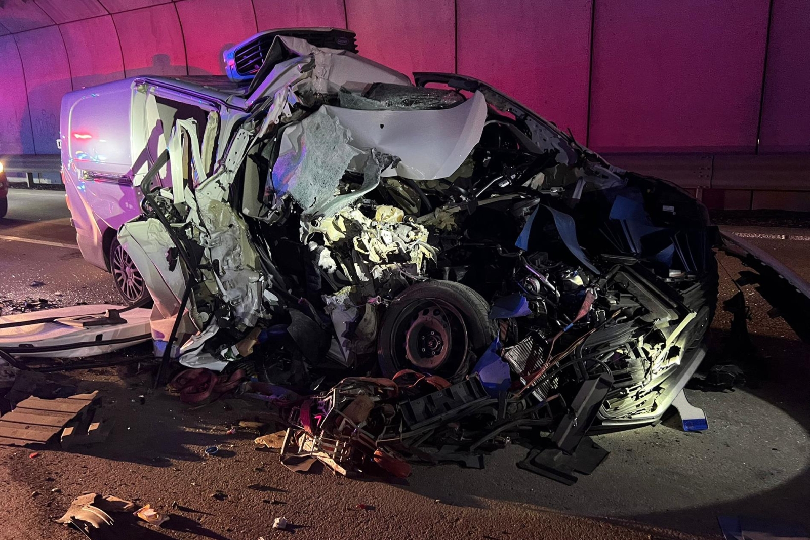 111125-Havarovaná dodávka po nárazu do kamionu pod přemostěním Pražského okruhu na 81 kilometru.jpg