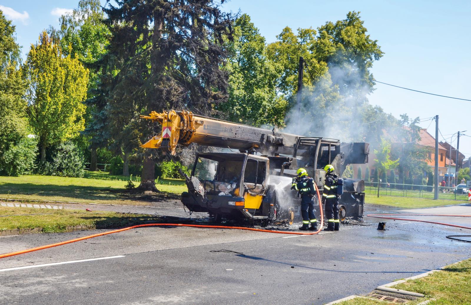 Chlazení torza jeřábu po likvidaci požáru