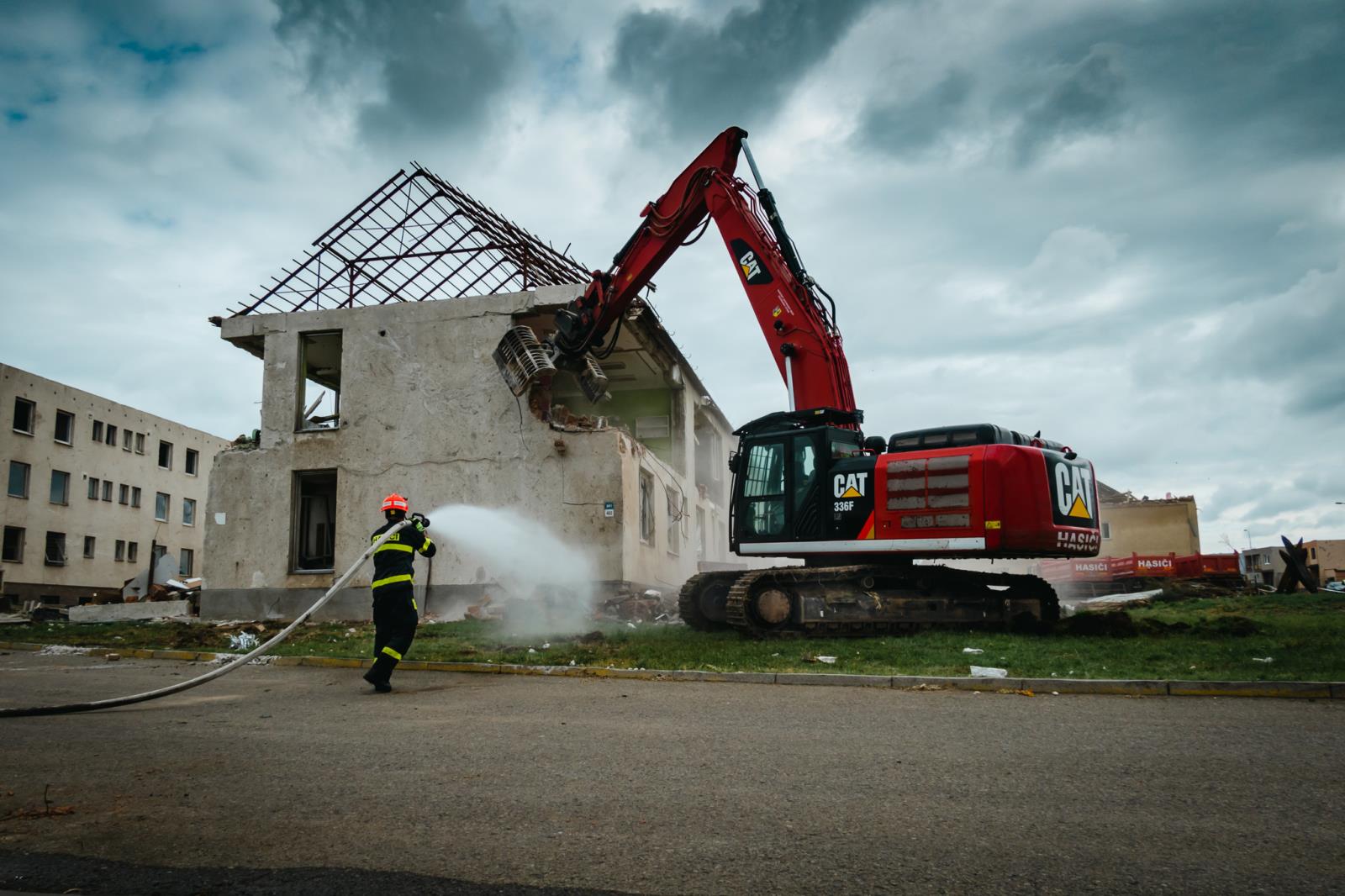 11_JMK_Hasičská technika bourá dům.jpg