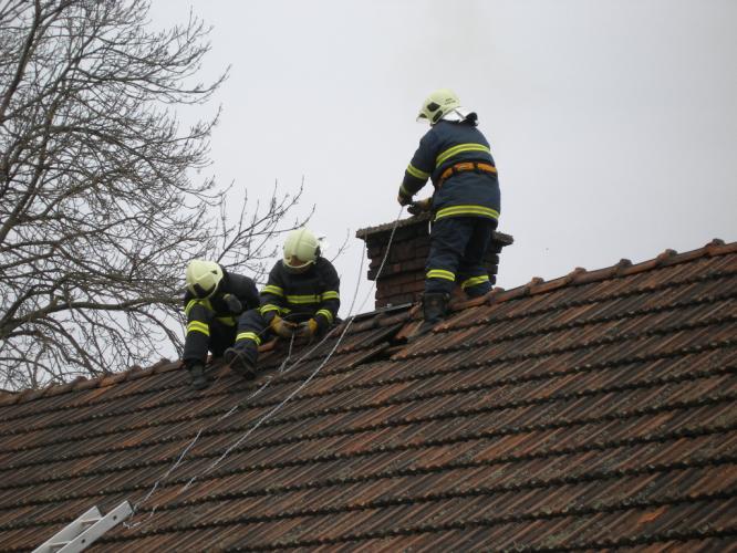 12-03-10 obec Lípa - požár střešní konstrukce od komínu,.JPG