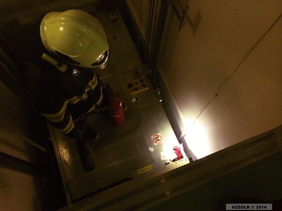 12 23-3-2014 zkrat elektroinstalace strojovna výtahu ZŠ Tomkova Olomouc (9).JPG