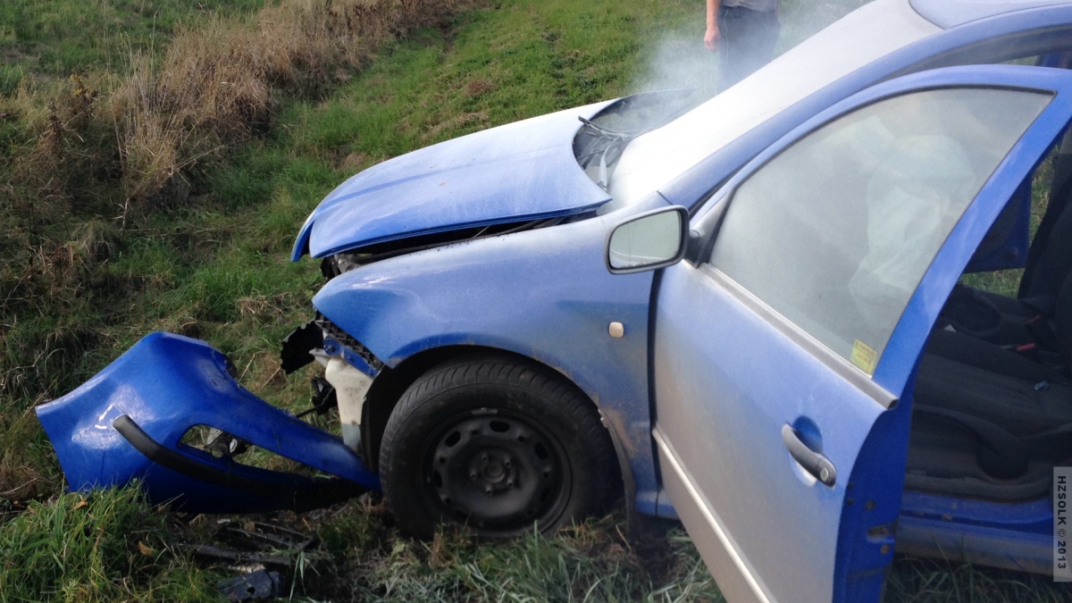 12 Nehoda osobního auta Milovice u Hořic pomoc HZS OLK  (2).JPG