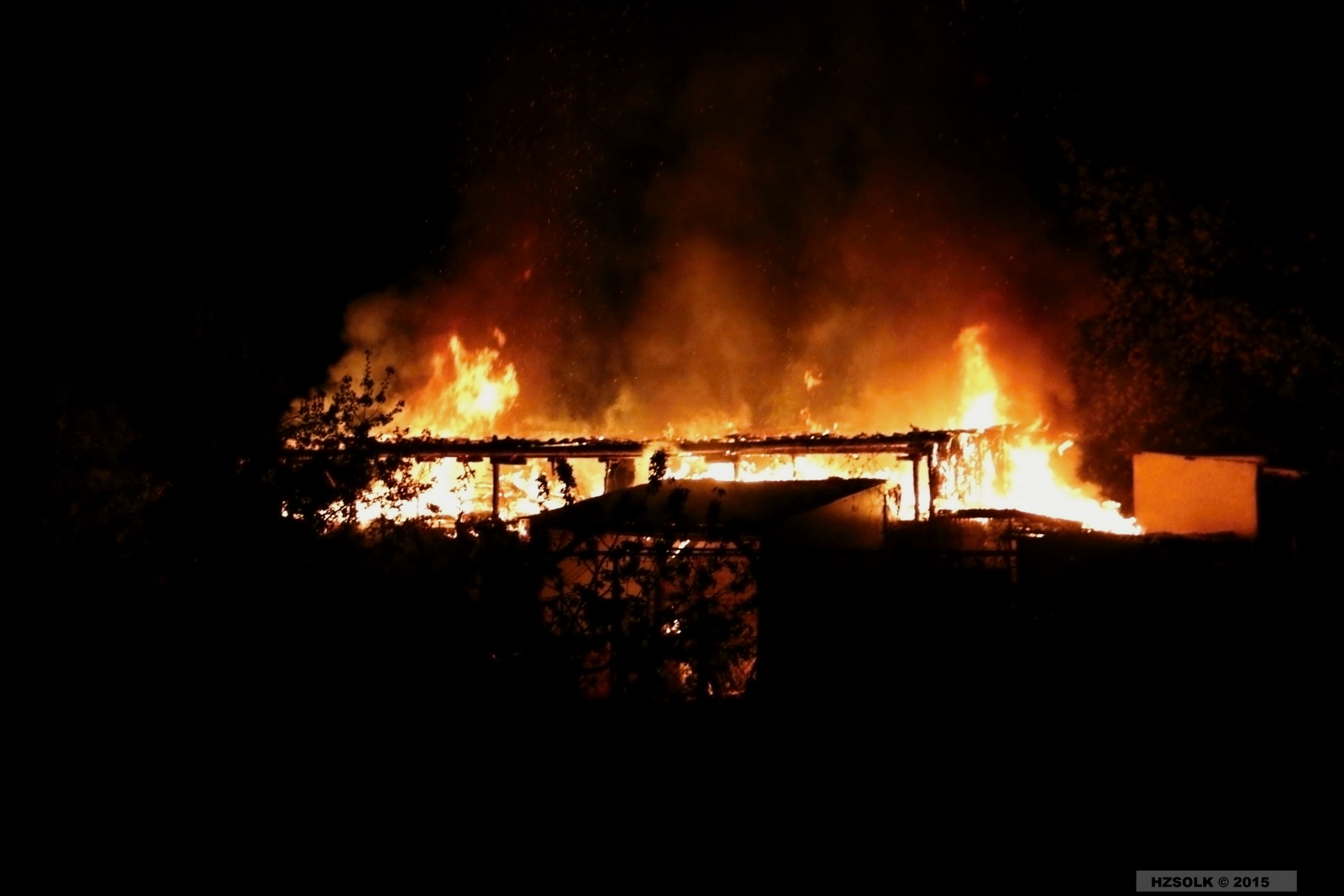 12 P_NB_2-5-2015 Požár hospodářské budovy u RD Nemilany (2).JPG