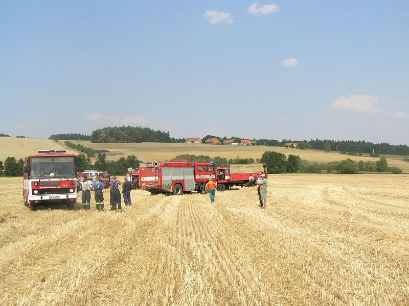 12.8.2015 požár pole Jarov.JPG