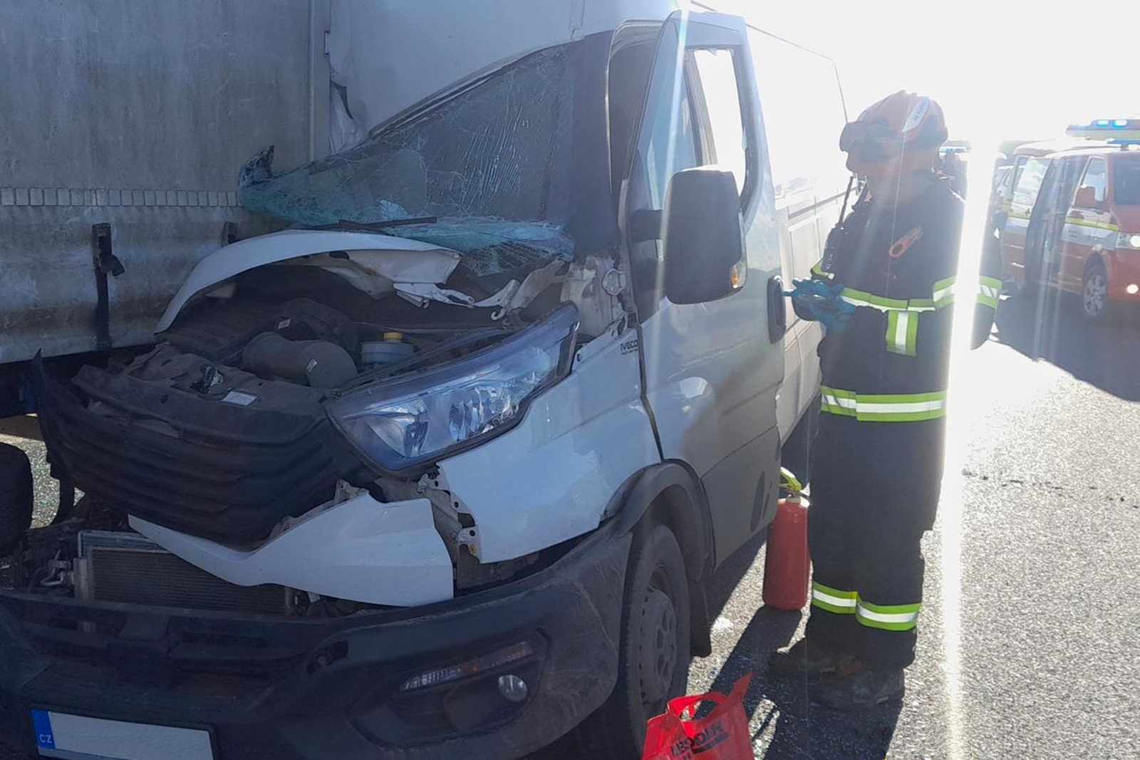 120326-Nehoda na 43. kilometru karlovarské dálnice D6 u Krušovic ve směru do Prahy.jpg