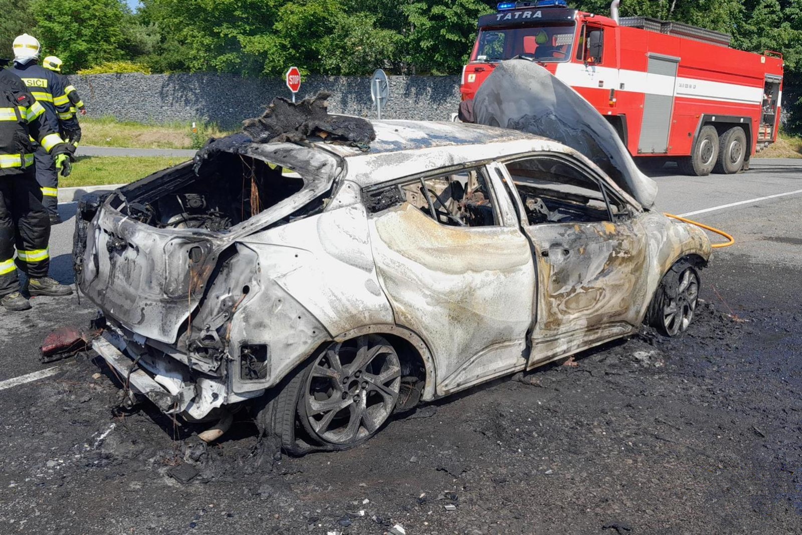 120625-Požár osobního vozidla na silnici č. 102 u odbočky k obci Křížov na Příbramsku.jpg