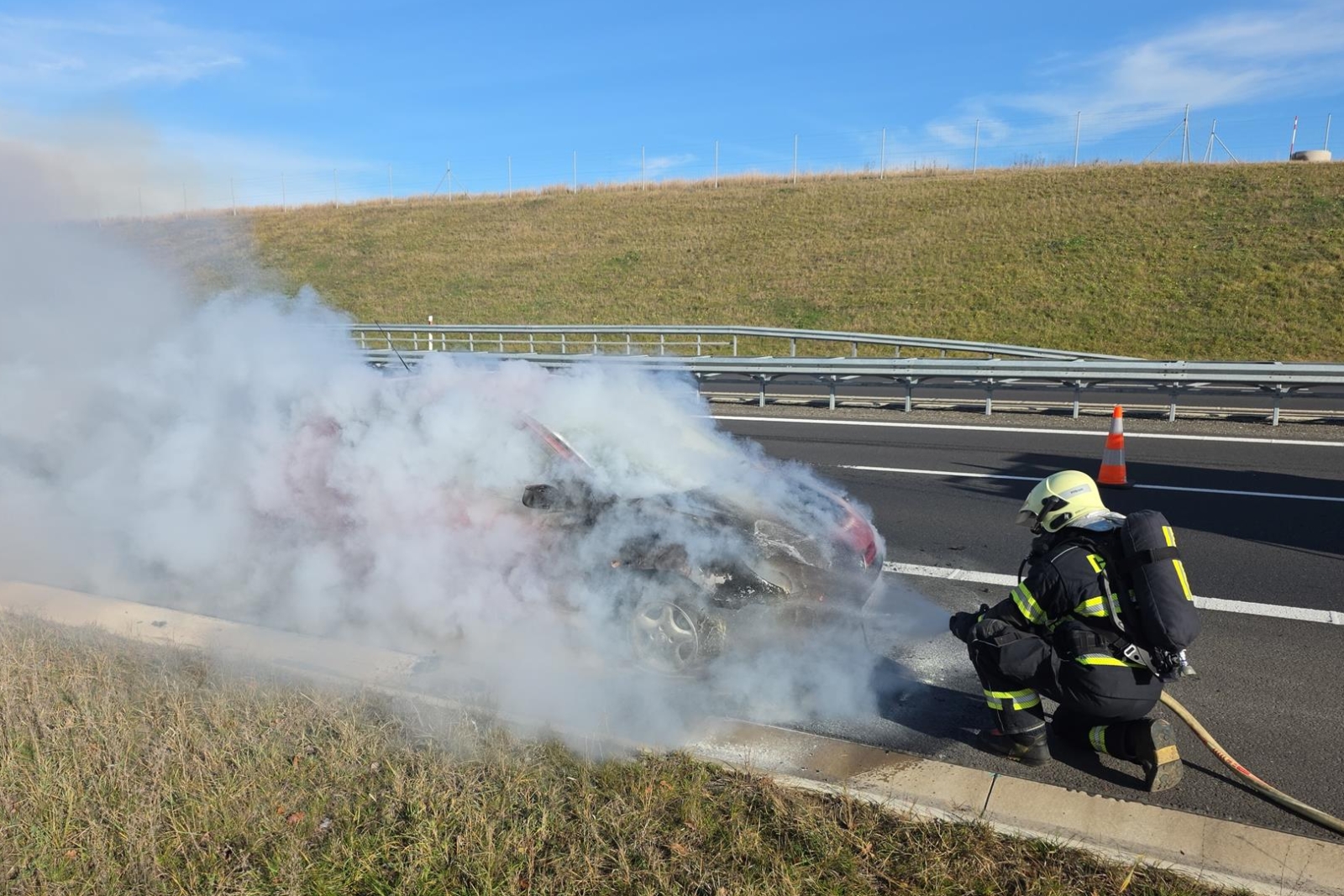 121125-Požár osobního automobilu na 56. kilometru dálnice D4 u Chraštiček směrem do Strakonic.jpg