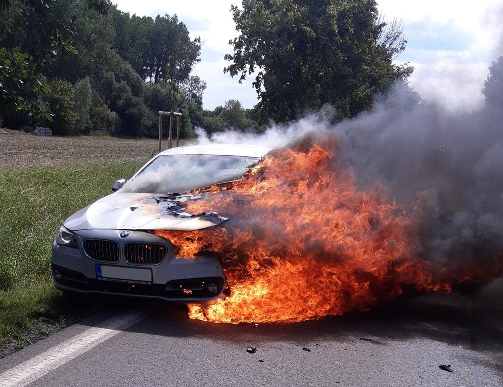 123-Požár osobního auta u obce Byškovice v okrese Mělník.jpg