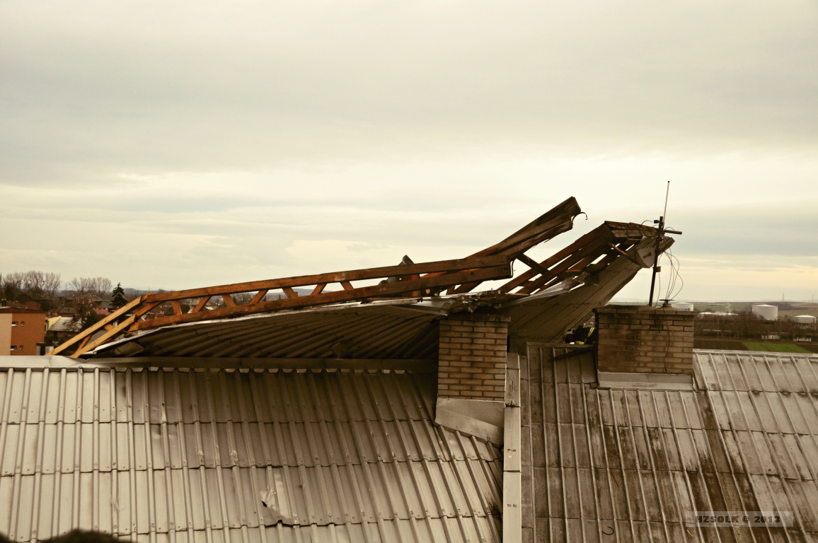 13 26-12-2013 Odstranění uvolněné střechy v Kojetíně - silný vítr (9).JPG