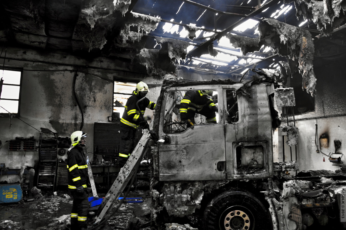13 6-5-2013 Požár autoservis Postřelmov (20).JPG