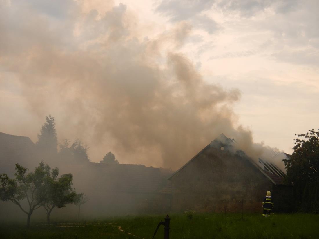 13 Požár stodoly, Kovářov - 5. 7. 2015 (13).JPG
