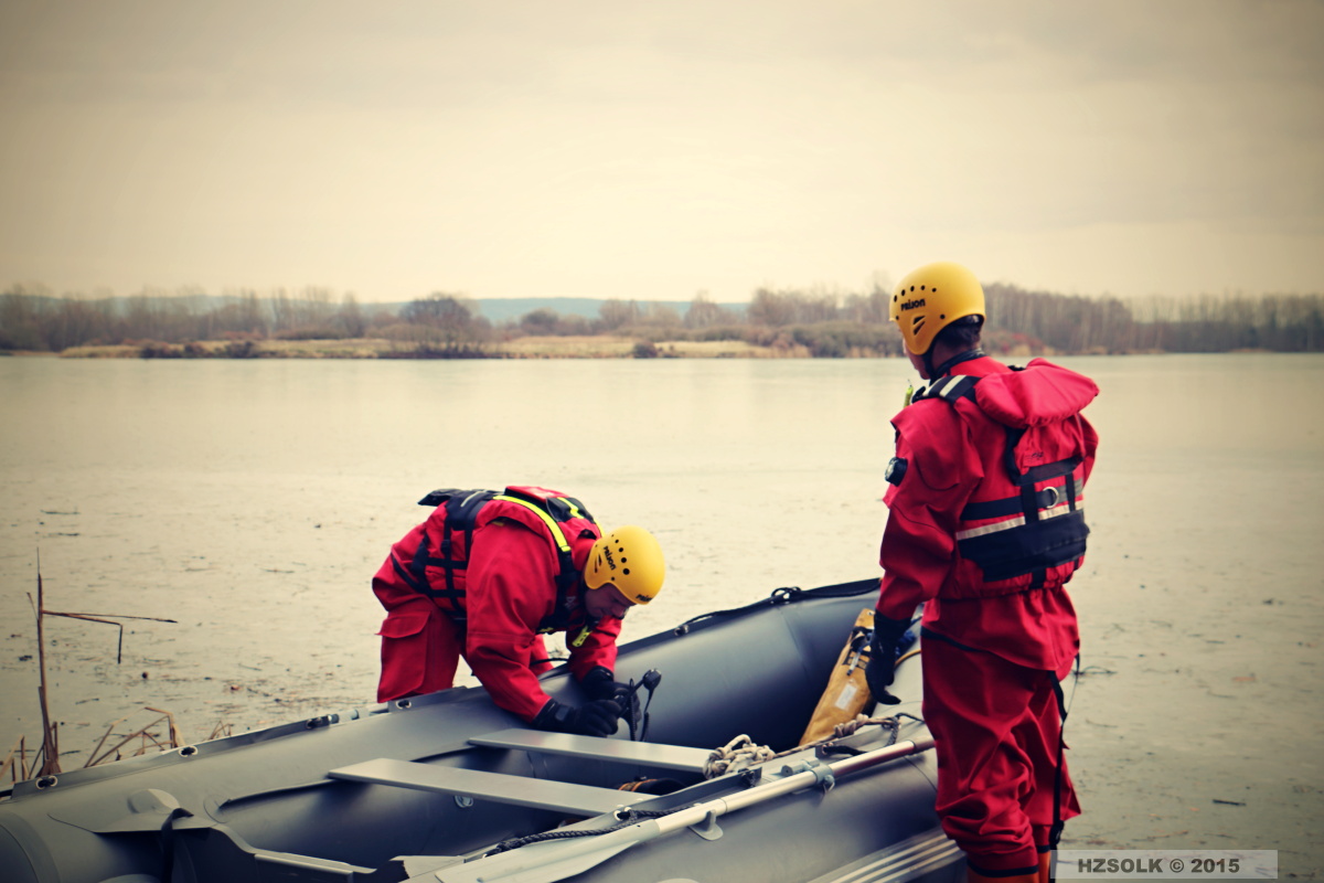 13 ZOZ_9-11-2015 Záchrana srny ze zamrznuté vodní hladiny Chomoutov (3).JPG