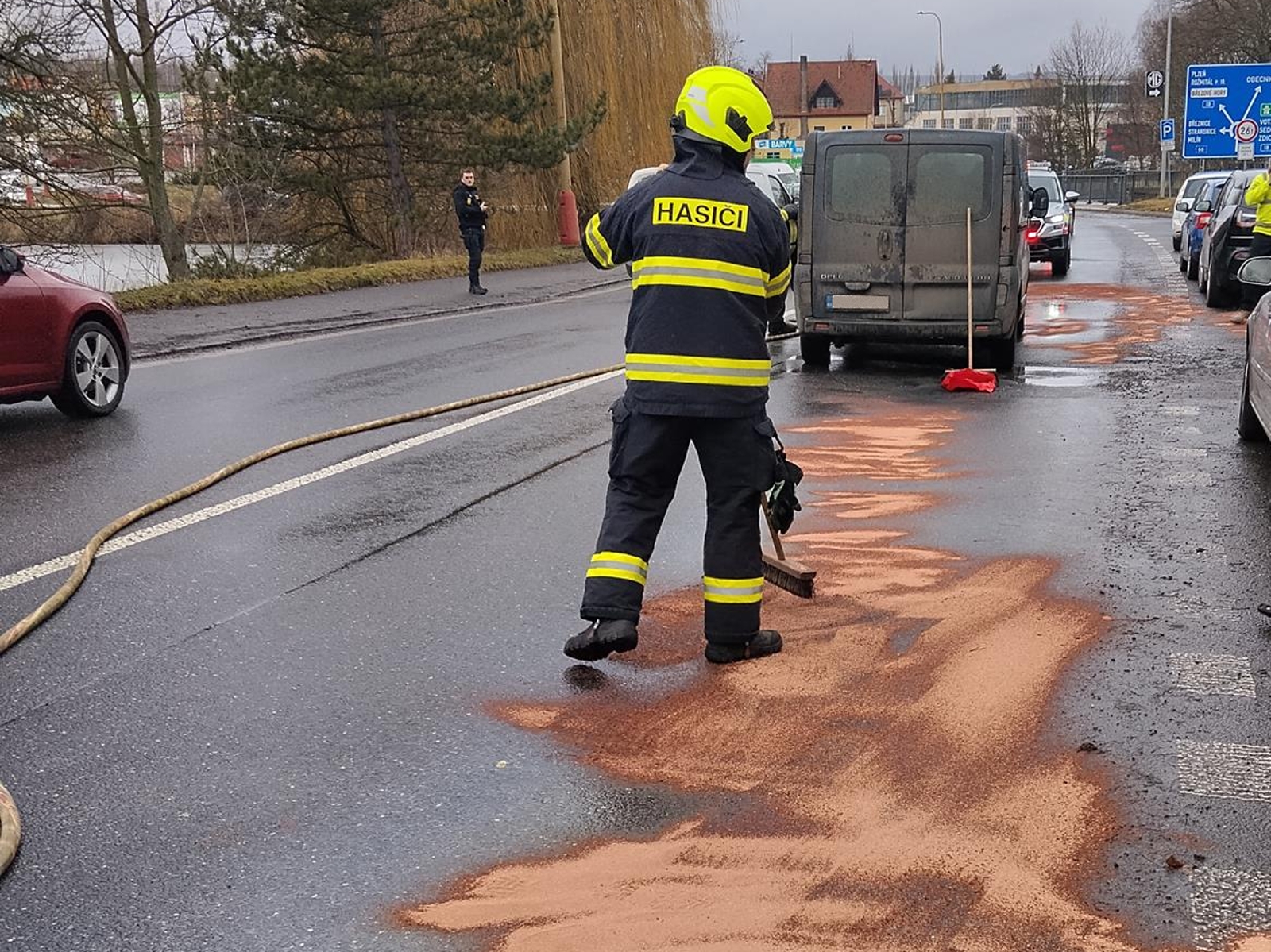 130226-Likvidace olejové skvrny po technické závadě vozidla v Plzeňské ulici v Příbrami.jpg