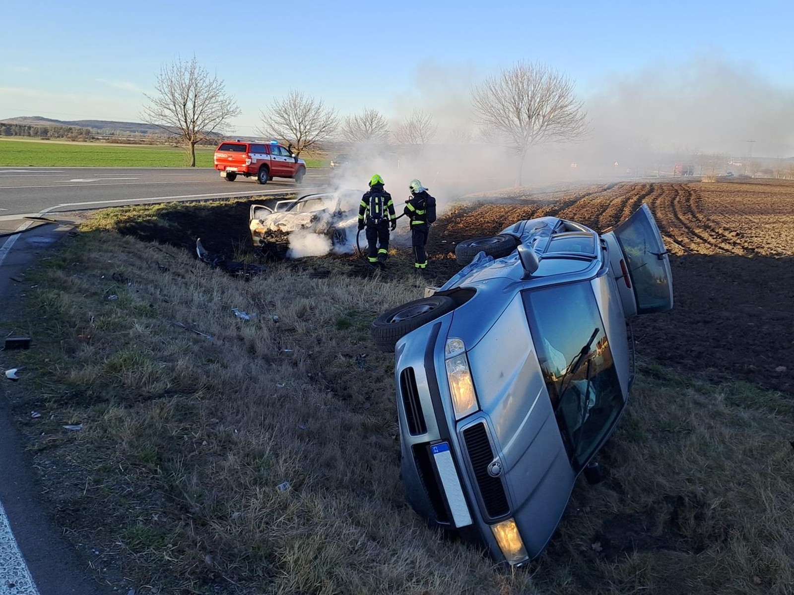 130326-Nehoda dvou vozidel s následným požárem u Jestřabí Lhoty na Kolínsku.jpg