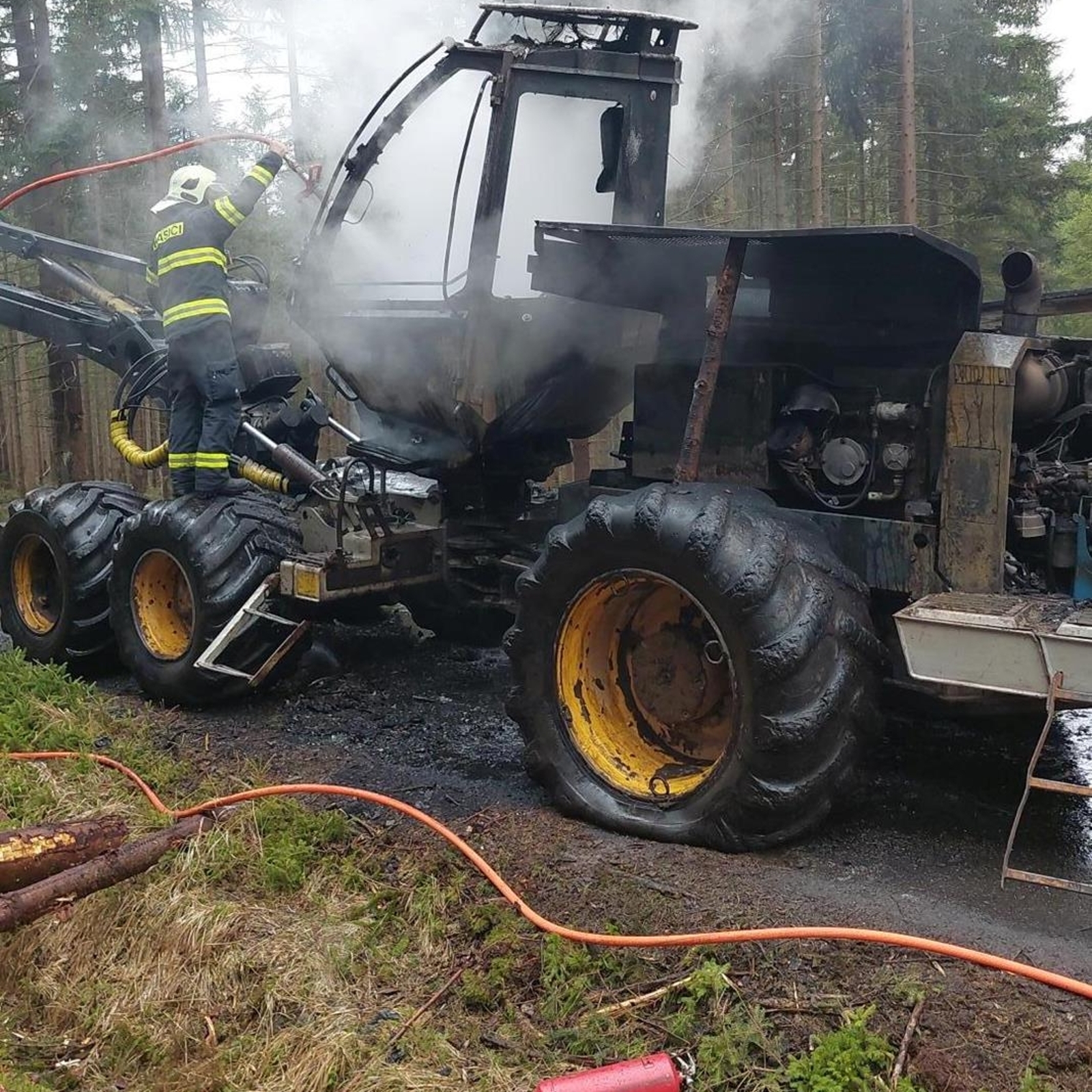 130426-Požár harvestoru na Hořovské cestě v CHKO Brdy v okrese Příbram.jpg
