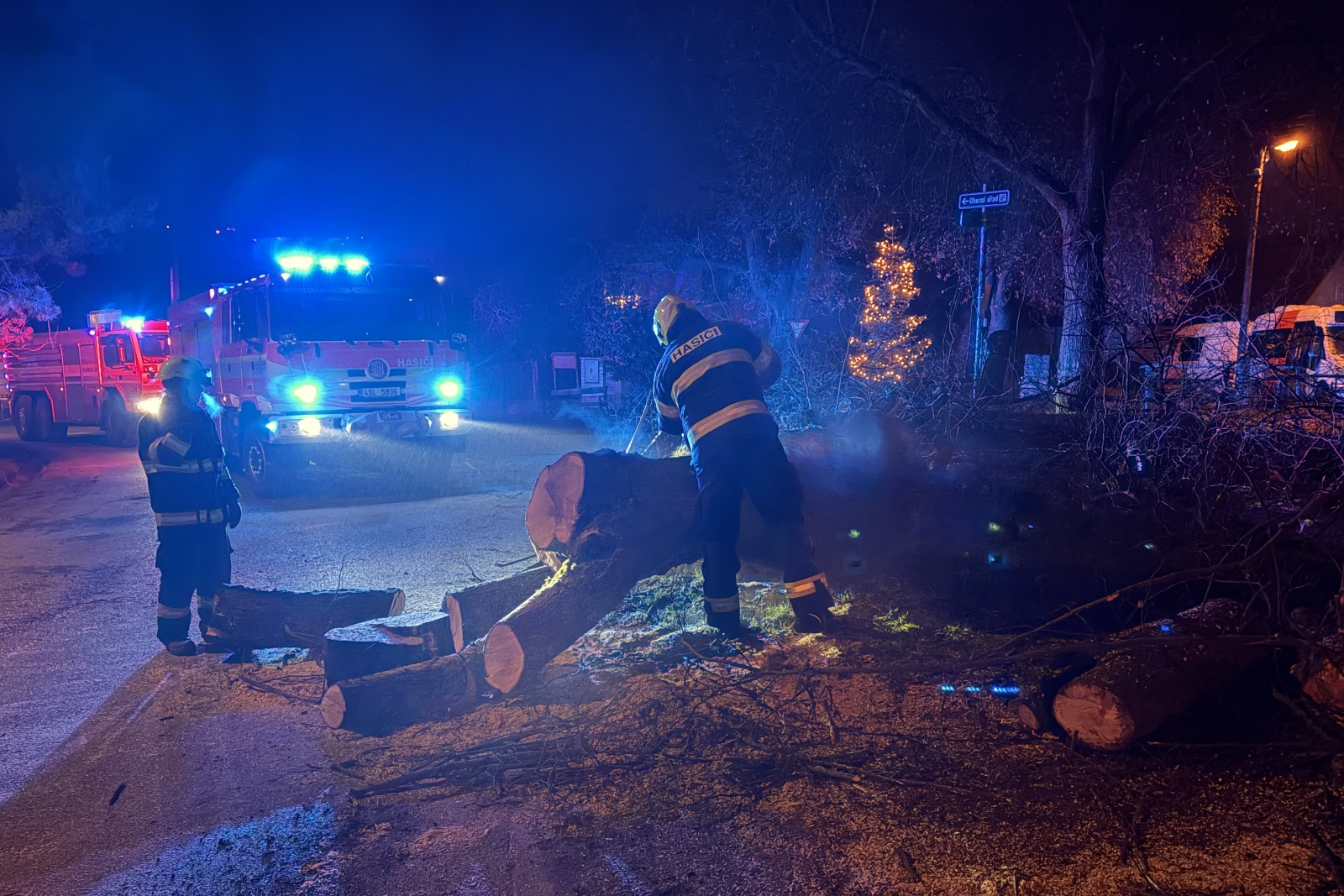 131225-Odstraňování staré padlé lípy Na Návsi ve Všenorech v okrese Praha-západ.jpeg