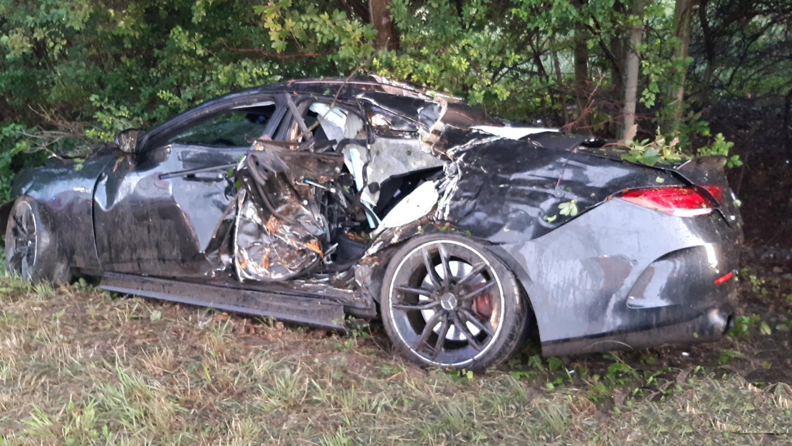 132-Havárie osobního automobilu nedaleko Mochova v okrese Praha-východ..jpg