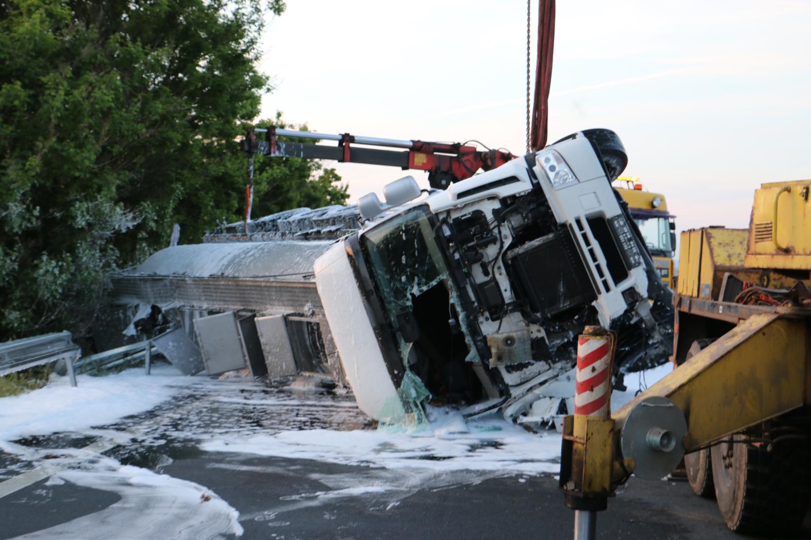 13_OLK_DN cisternového vozidla s nebezpečnou látkou_pohled na cisternu postříkanou pěnou.jpg