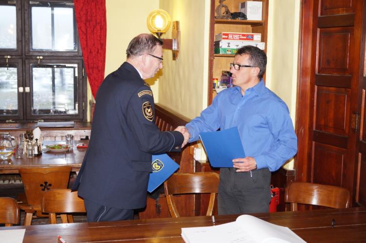 14-11-25 Podpis smlouvy HZS KHk - ZS vrcholky hor z.s. (1).JPG